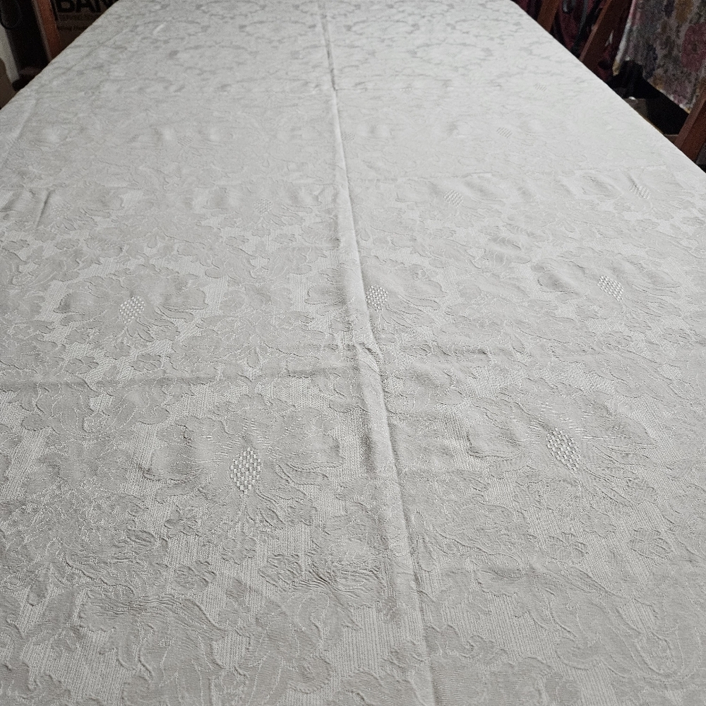 Wedgewood Rectangular White Colored Tablecloth Damask XL 10'LongX65"Wide Mint
